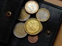 比特币在传统大鳄面前，还是个小鸡子