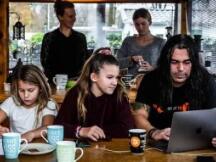 荷兰五口之家变卖家产梭哈比特币，周游世界布道加密精神