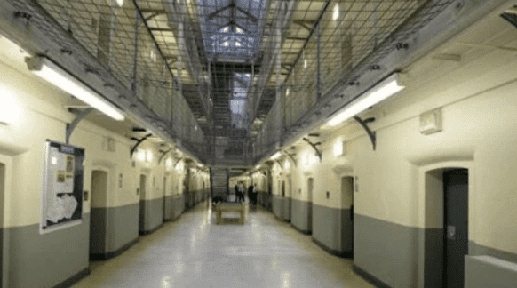 在纽约可怕的监狱里，SBF 在审判前被关押在那里
