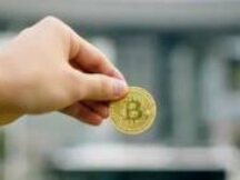 随着山寨币变绿，比特币反弹，将市场推高至 1 万亿美元门槛以上