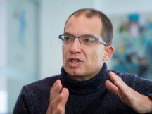 莫德纳CEO：现有疫苗对Omicron效力堪忧！比特币跌破5.6万美元