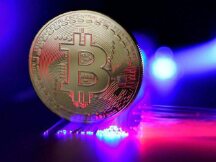 比特币跌破6.3万美元！引爆7亿美元部位清算