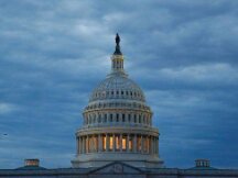 两党分歧加剧，民主党资深参议员 Elizabeth Warren 炮轰 DeFi