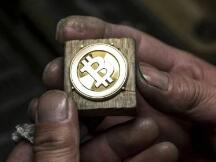 疯了！比特币9年涨了100万倍，小偷在牢里赚了8个亿