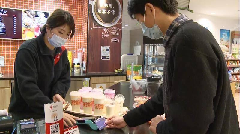 数字人民币在上海试点使用，首次实现脱离手机的硬钱包支付