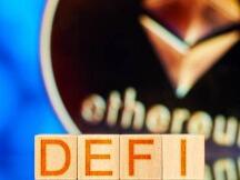 “DeFi蓝筹股”数据一览：Uniswap日交易量破10亿美元，YFI锁仓量下滑明显