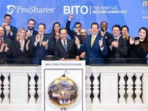 美国首只比特币期货 ETF 成交额险破纪录