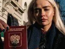 一位俄罗斯艺术家拍摄了她燃烧的护照以制作 NFT 以帮助乌克兰